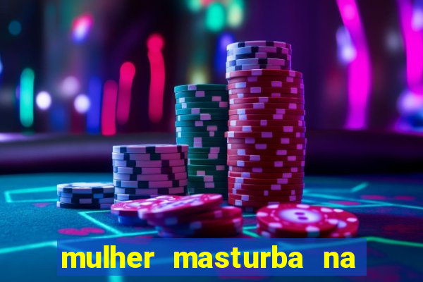 mulher masturba na quina da cama