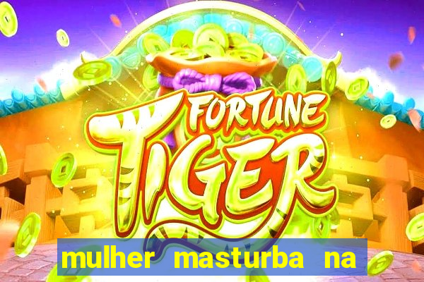 mulher masturba na quina da cama